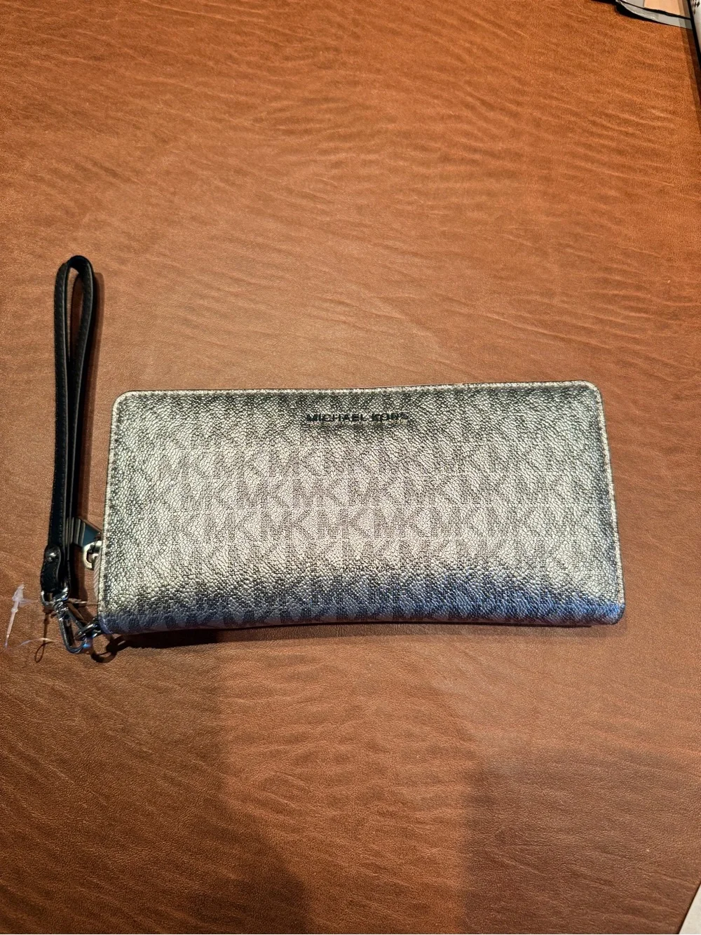 MICHAEL Michael Kors Metallic Silver Logo Zip Wristlet NWT Jet Set Continental